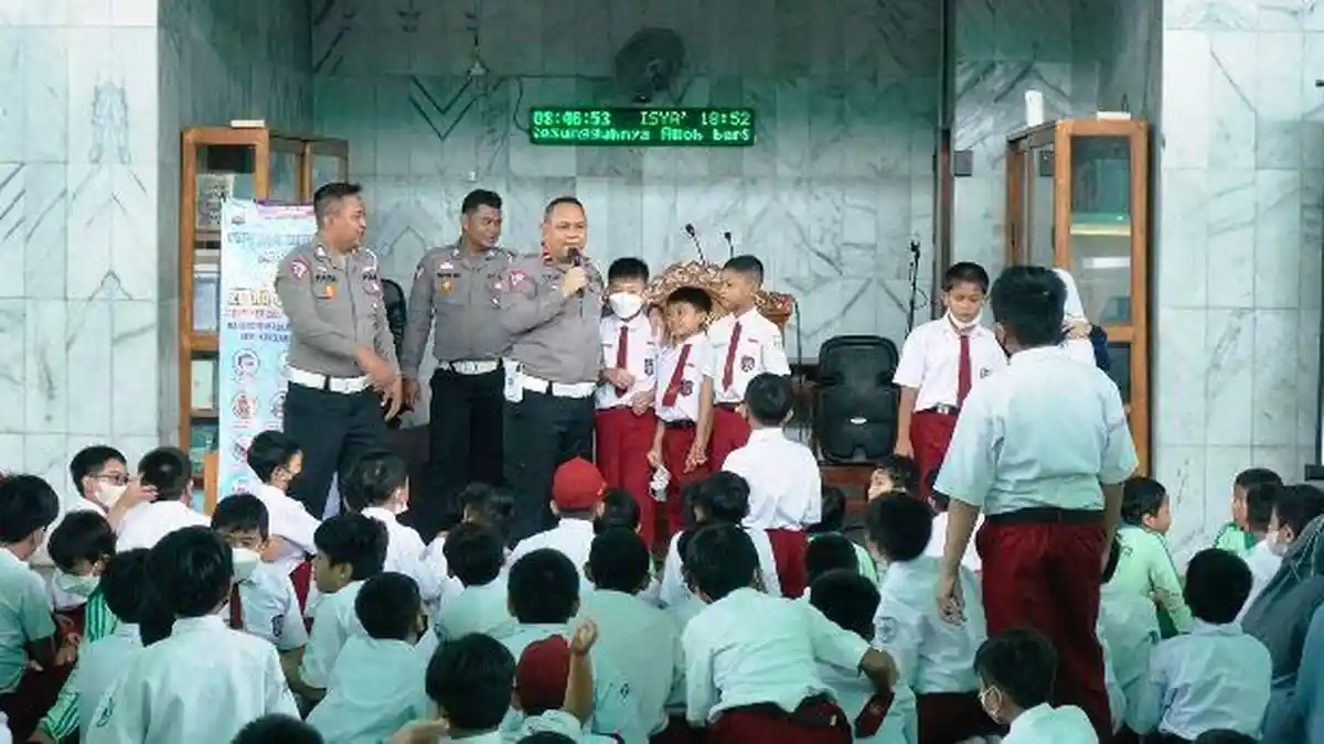 Satlantas Polresta Cilacap Kampanyekan Tertib Lalu Lintas Kepada Pelajar