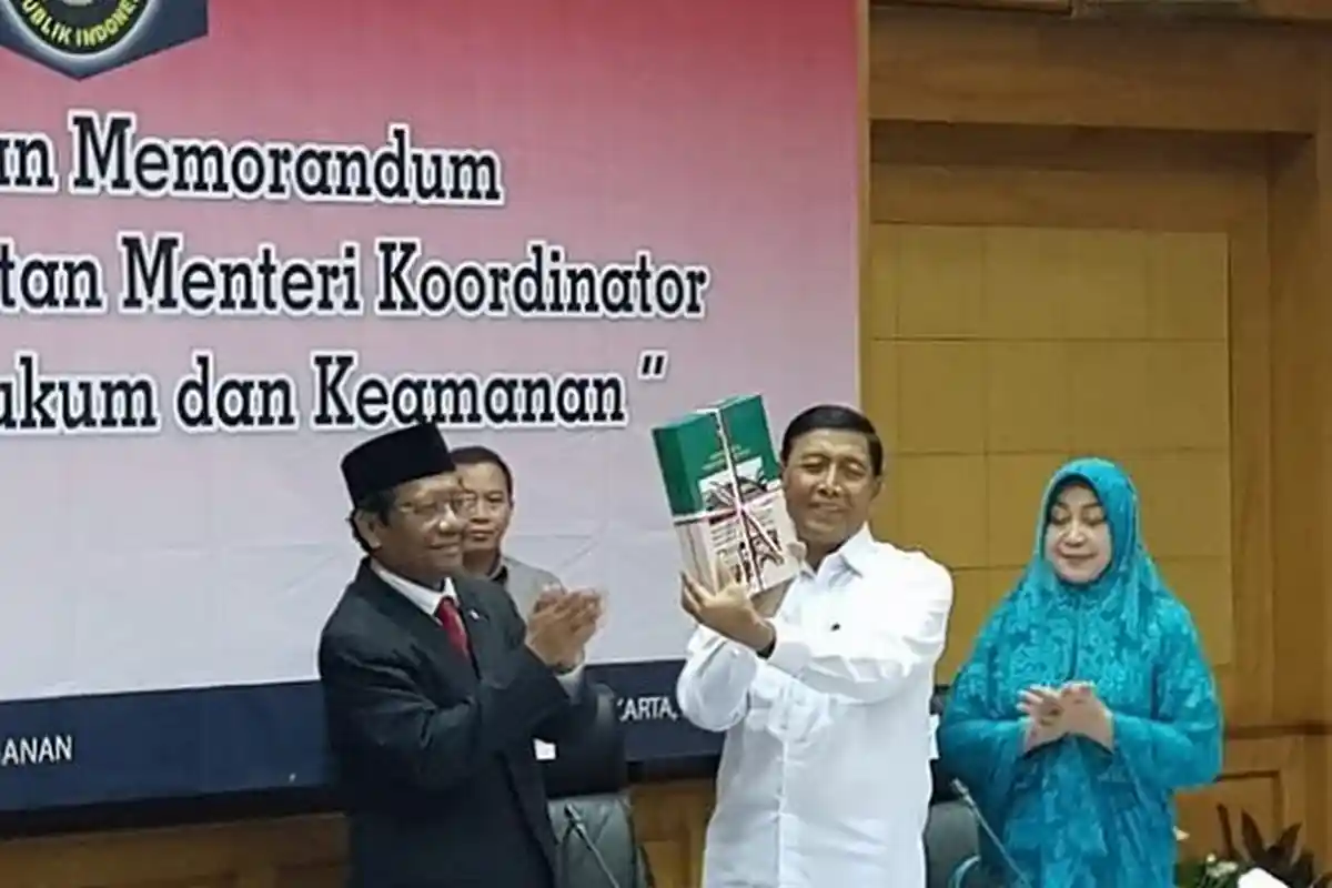 Perkenalkan Mahfud MD kepada Pegawai Kemenkopolhukam, Wiranto: Apa yang Kami Lakukan Sudah Banyak