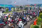 Kemacetan ke Pelabuhan Ketapang Banyuwangi Tembus 6 Km pada Senin Siang, Pemudik Terjebak Berjam-jam