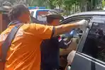 Petugas-olah-TKP-jenazah-ditemukan-meninggal-dunia-di-mobil.jpg
