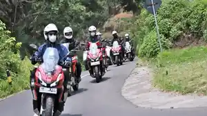 Sejumlah-pengendara-Honda-ADV-melintas-beriringan-di-jalur.jpg