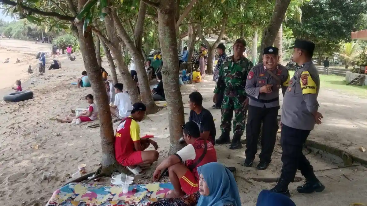 Pantai Karapyak di Pangandaran Turut Dipadati Pengunjung Pada Libur Lebaran 2025