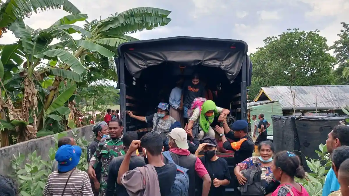 Brimob Polda NTT Evakuasi 528 Warga Desa Riangrita