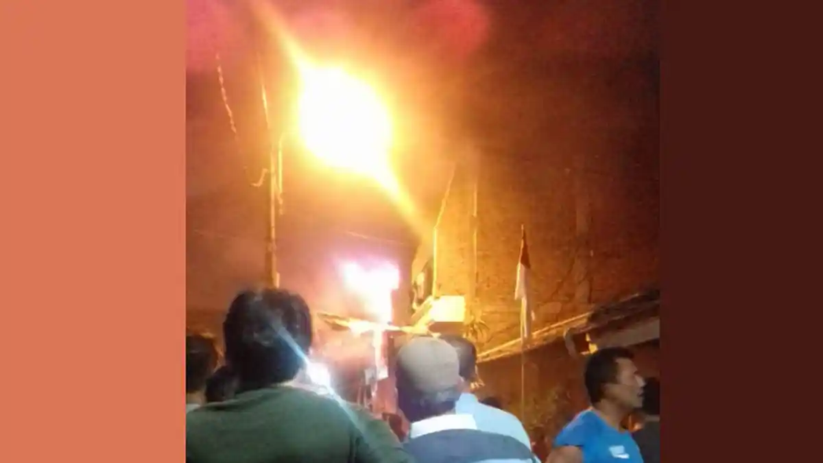 BREAKING NEWS - Rumah di Banyu Urip Lor Surabaya Terbakar Malam ini