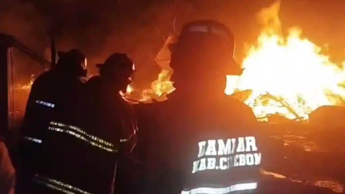 Berjibaku Hampir 8 Jam! Kebakaran Material Kayu di Weru Cirebon Baru ...