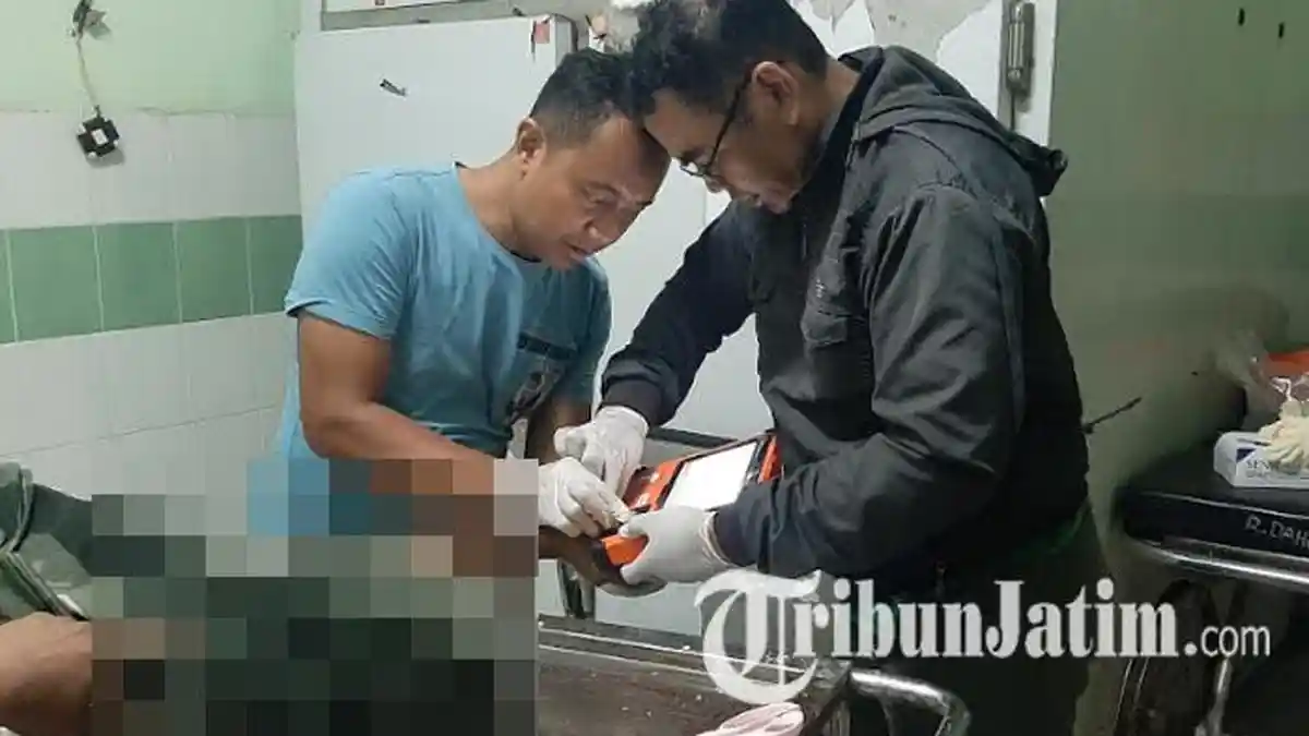 Mayat Pria Tertelungkup di Tol Kebomas Gresik, Bawa Jimat & Luka di Wajah, Korban Pembunuhan?