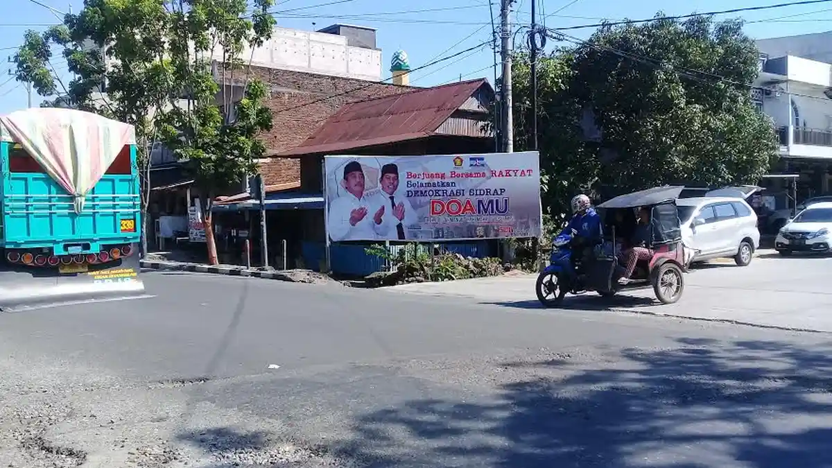 Belum Terima Rekomendasi, Baliho Dollah Mando Berlogo Demokrat dan Gerindra Bertebaran di Sidrap
