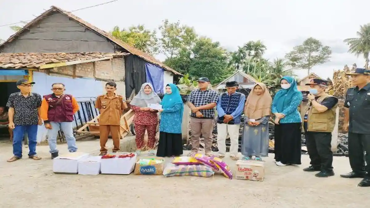 Peduli Korban Kebakaran di Cempaka, Ketua TP PKK OKU Timur Beri Bantuan