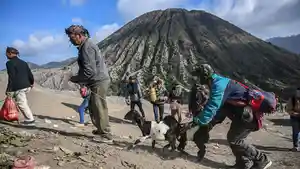 melihat-ritual-yadnya-kasada-di-kawah-gunung-bromo_20230606_065921.jpg