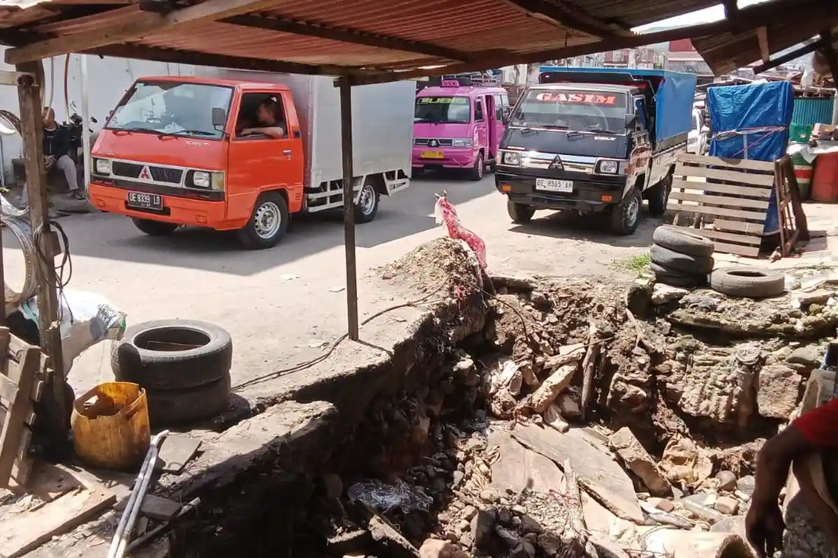 Dihantam Ombak, Jalan di Ongkoliong - Ambon Ambruk Hingga Lebih dari 2 Meter