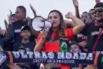 Serena-Francis-bersama-Ultras-Ngada-di-Stadion-Lebijaga-Bajawa.jpg