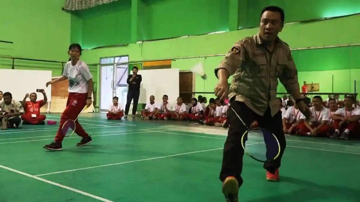 Imam Nahrawi Ikut Bermain Bulutangkis Semangati Atlet Special Olympic Indonesia