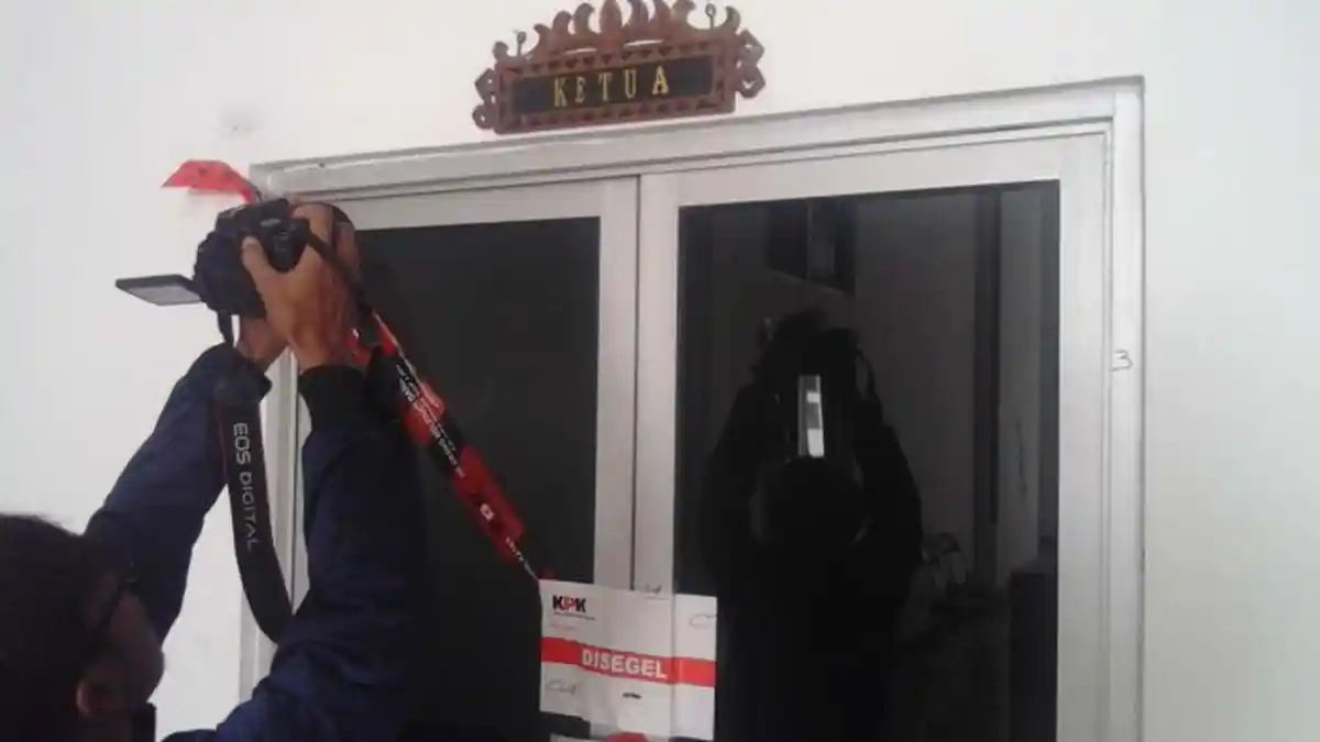 Di 5 Lokasi Penggeledahan, KPK Angkut 7 Buah Koper