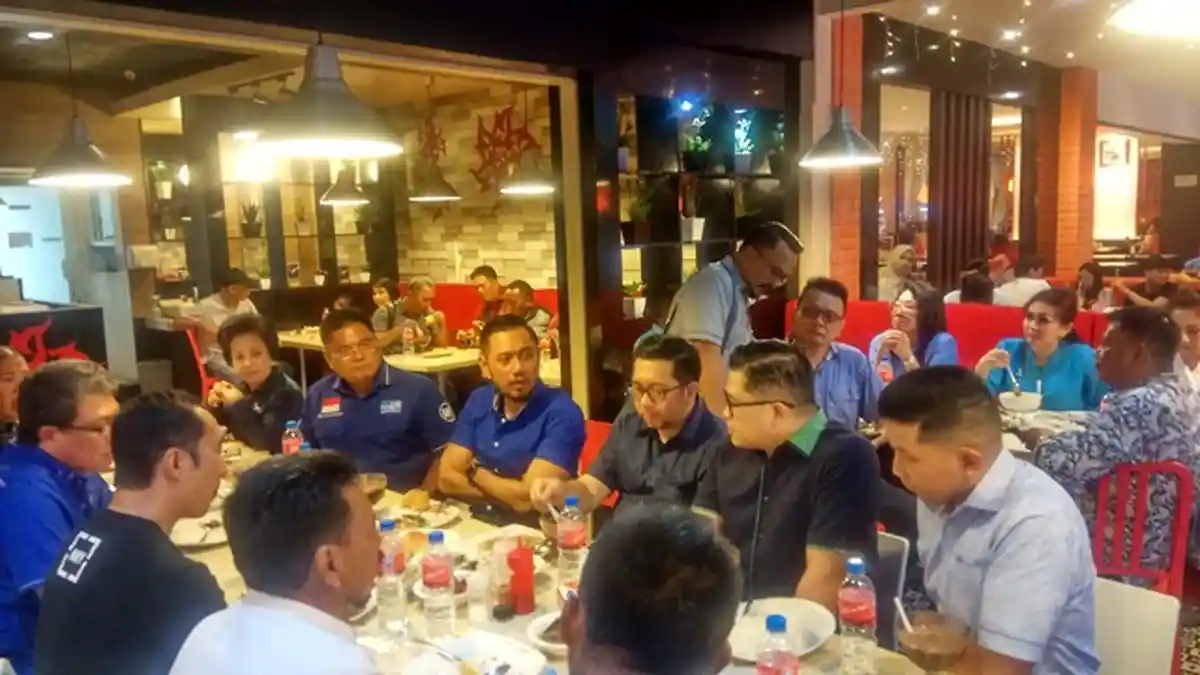 AHY Lahap Bubur Manado Campur Cakalang