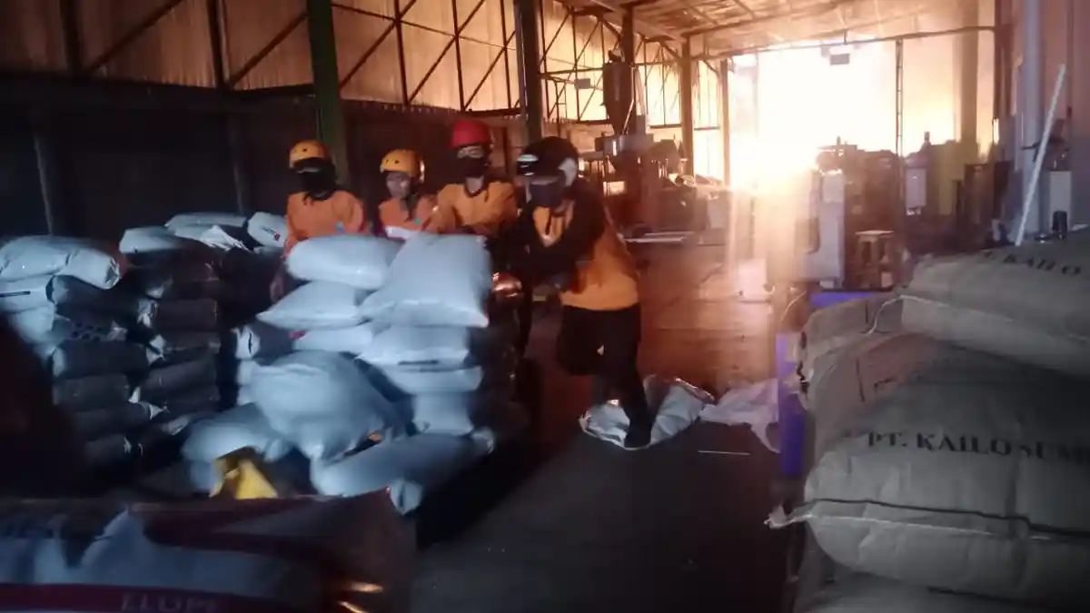 Karyawan dan Relawan Bahu-mambahu Selamatkan Barang Pabrik di Kalijambe yang Masih Bisa Diamankan