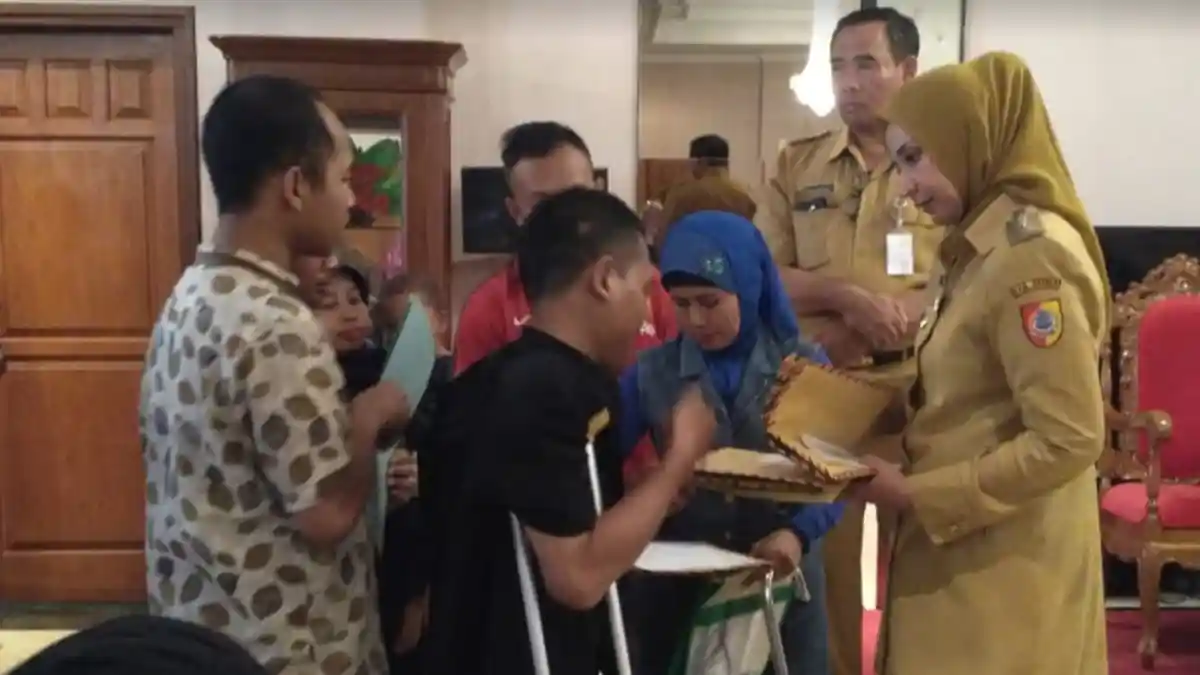Pemkab Jember Berikan Bantuan Stimulan Untuk Difabel dan Minoritas