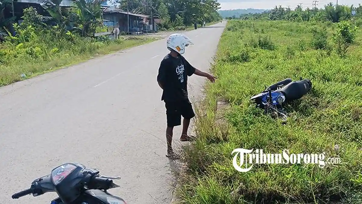 Pengendara Motor Tabrak Pembatas Jalan di Aimas Kabupaten Sorong, Kendaraan Rusak Berat