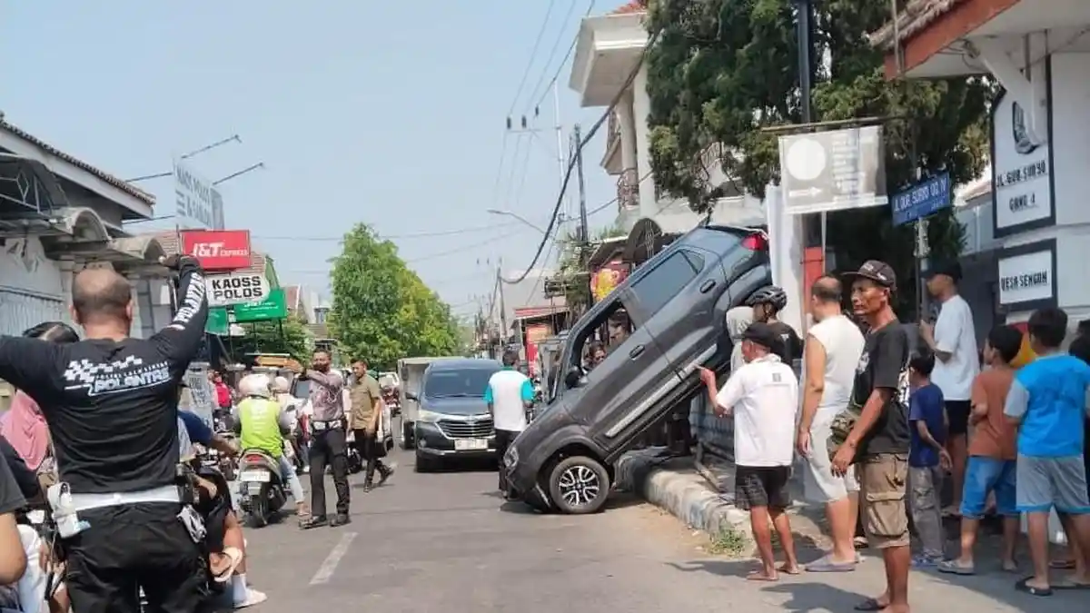 Kakek 83 Tahun Di Jombang Salah Injak Gas Suzuki Espreso Tersangkut di Atas Pagar