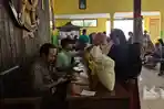 Petugas-Bulog-Ponorogo-saat-melakukan-verifikasi-kepada-penerima-manfaat-Bapang.jpg