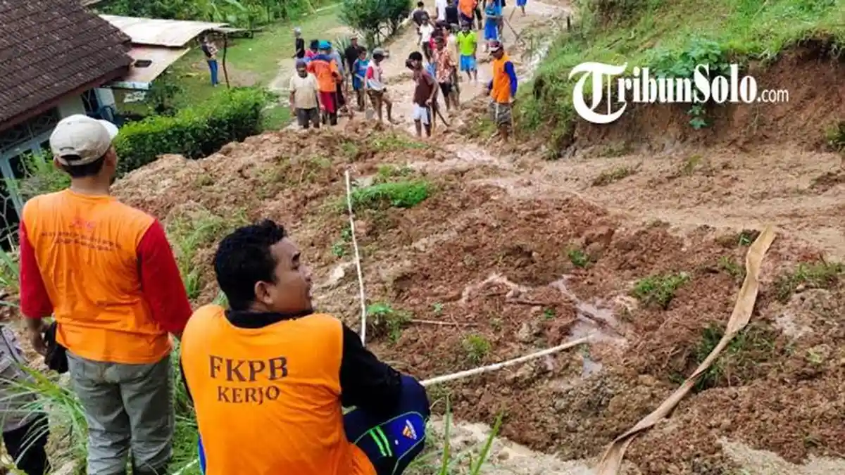 Tebing di Kerjo Karanganyar Longsor, Tutup Ruas Jalan, Warga Terpaksa Memutar 10 Kilometer