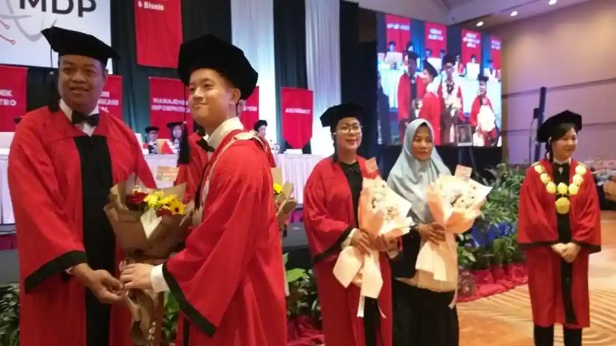 Cetak Generasi Digital, Universitas MDP Palembang Wisuda 503 Lulusan dari Dua Fakultas
