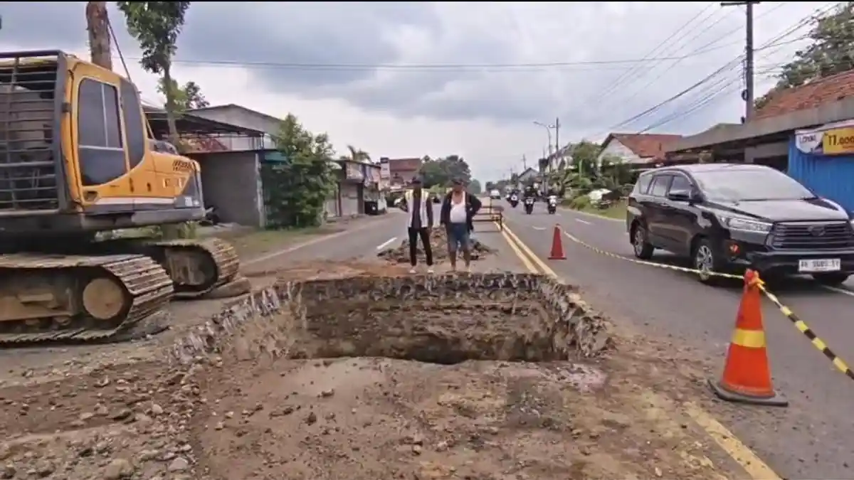 Pengendara Diminta Waspada, Gorong-gorong Bekas era Belanda di Jalan Ponorogo-Madiun Ambles