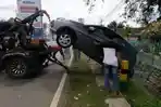 kecelakaan-di-sukomoro-magetan-brio-jatuh-ke-parit.jpg
