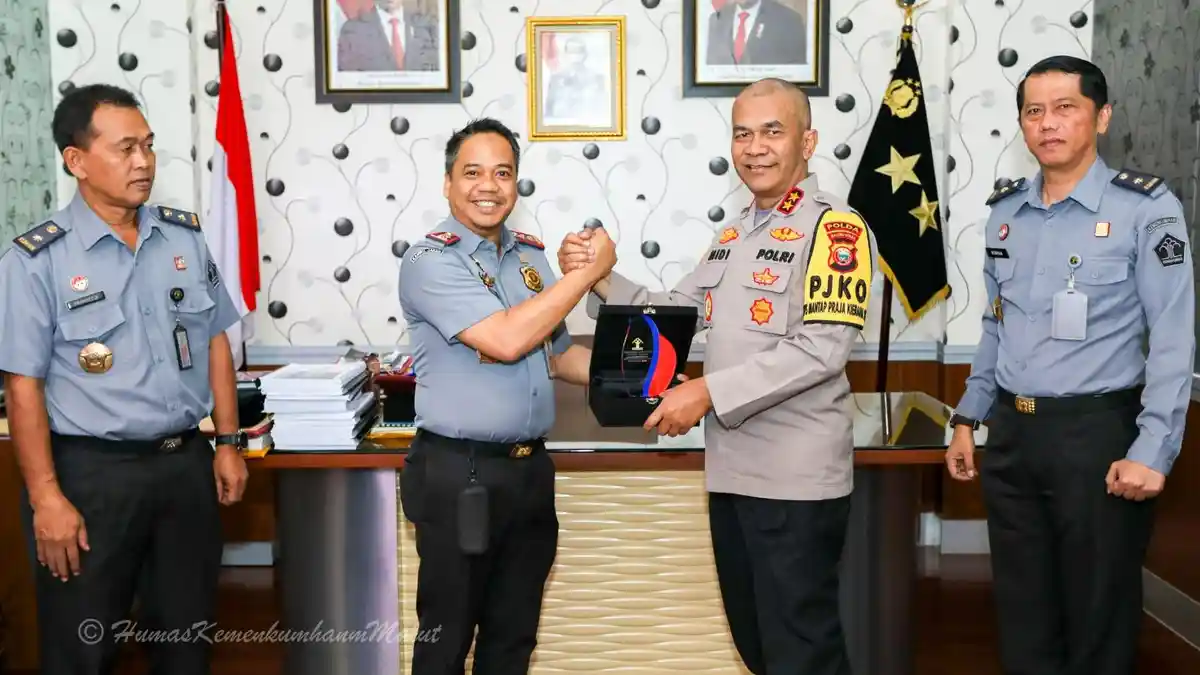 Simbol Sinergitas, Kakanwil kemenkumham Andi Taletting Serahkan Plakat Kepada Kapolda Maluku Utara