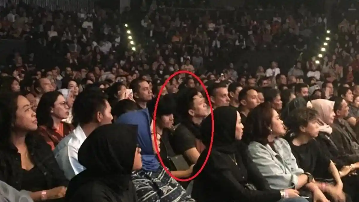 Ariel Noah Gandeng Seorang Wanita Saat Menonton Konser Marcell Siahaan di Balai Sarbini