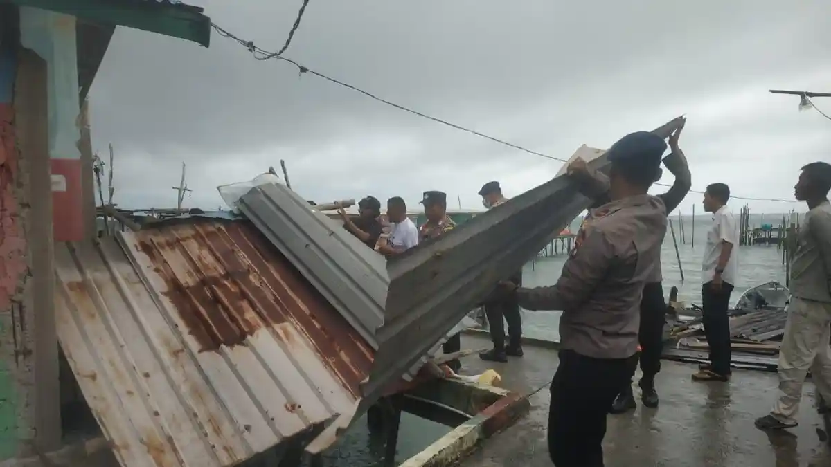 Pemdes Teluk Sasah Bantu Asbes dan Paku untuk Korban Angin Puting Beliung di Bintan