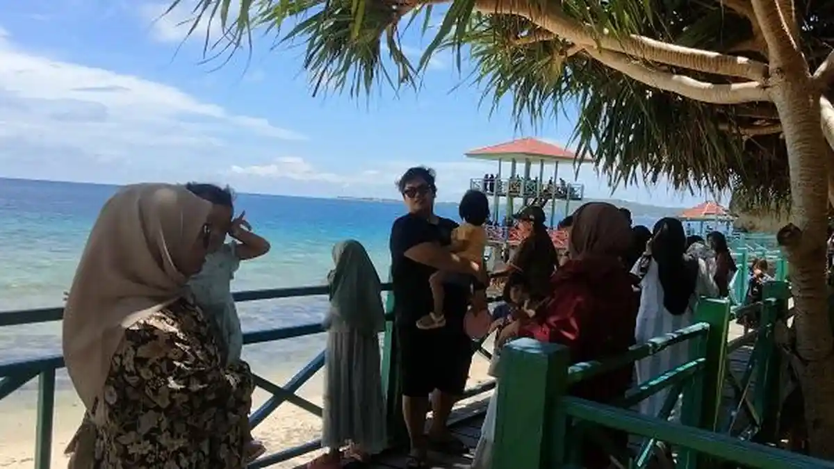 Wisata Pantai Dato Majene Padat Pengunjung, Ada yang dari Makassar