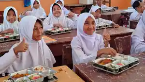 Murid-SD-di-Dusun-Benteng-Desa-Pertik-Kecamatan-Pining-Gayo-Lues-menikmati-menu-MGG.jpg