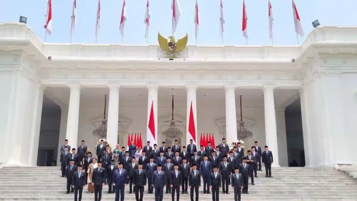 Foto Perdana Kabinet Merah Putih di Tangga Istana