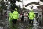 Evakuasi Tahanan Polsek Semarang Utara Akibat Banjir