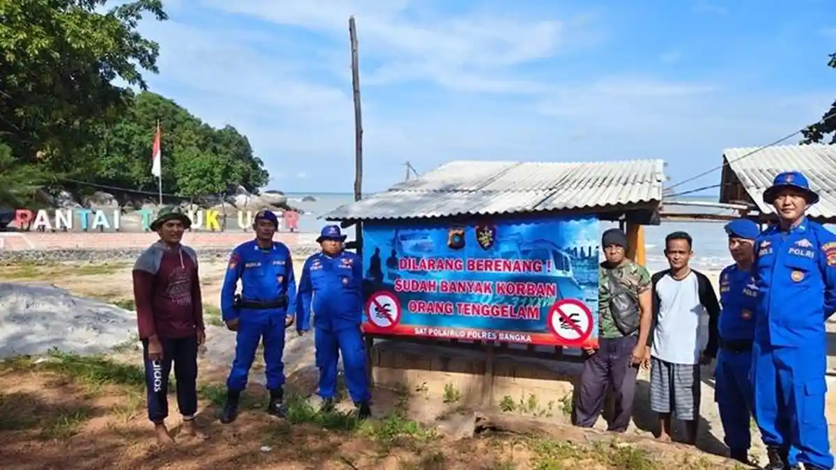 Satpolairud Pasang Spanduk Larangan Berenang di Pantai