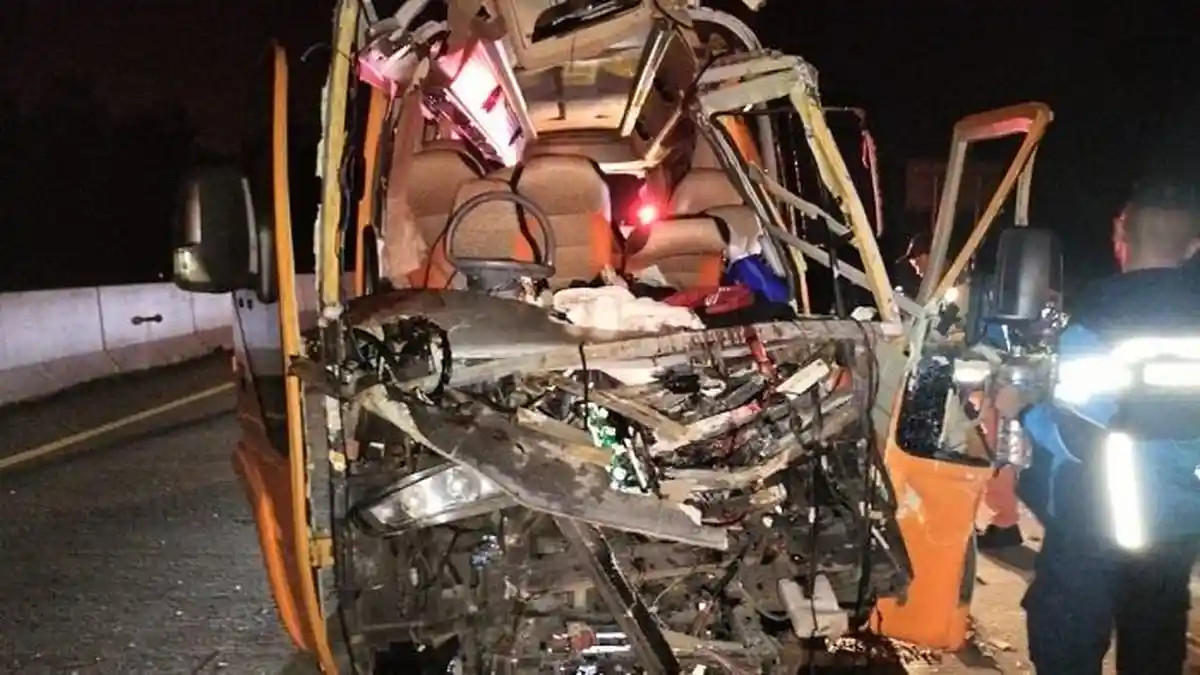 2 Orang Tewas. Elf Tabrak Bokong Truk Tronton di Tol Semarang-Batang, Diduga Sopir Mengantuk