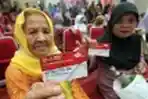 Warga Terima Kartu Keluarga Sejahtera dari Bank BNI