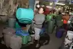 Akibat PDAM Diperbaiki Warga Beli Ember Ukuran Besar di Pasar