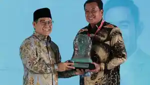 Bupati-Tangerang-Moch-Maesyal-Rasyid-menerima-Paritrana-Award-2025.jpg