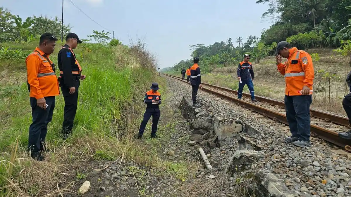 BAHAYA, KAI Temukan Banyak Sampah Plastik di Rel Cilacap, Ancam Keselamatan Perjalanan Kereta