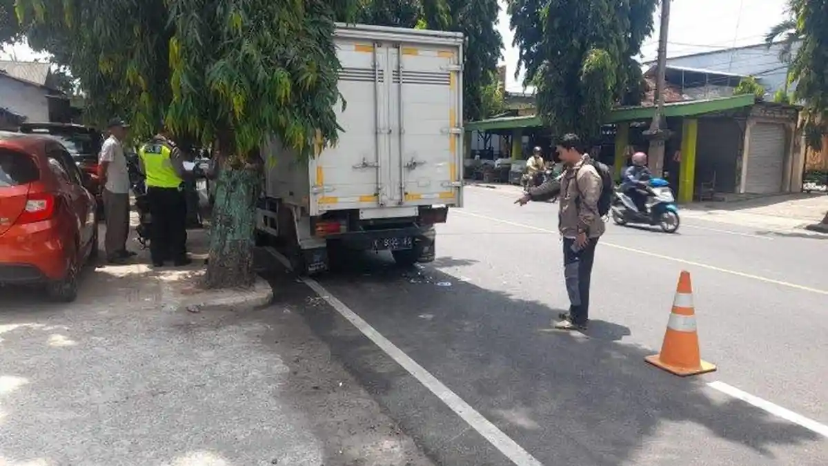 Pengendara Motor Meregang Nyawa Tabrak Bagian Belakang Truk yang Sedang Parkir