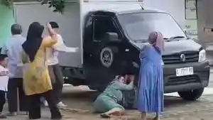 Ibu-Menangis-anak-terlindas-mobil-MBG-di-Indramayu.jpg