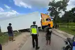 Bikin Macet, Mobil Truk Tutup Jalan Trans Sulawesi di Malili Luwu Timur