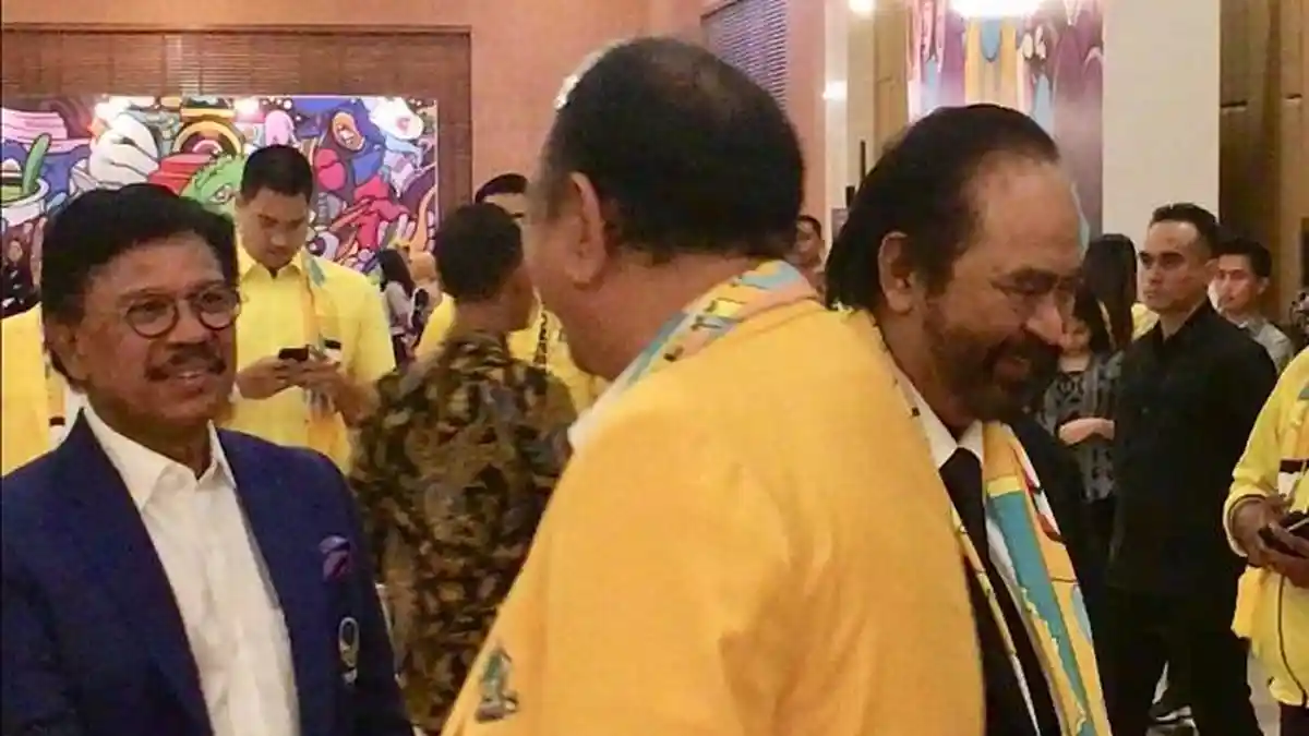 Surya Paloh Disambut Pelukan Hangat Kader Golkar