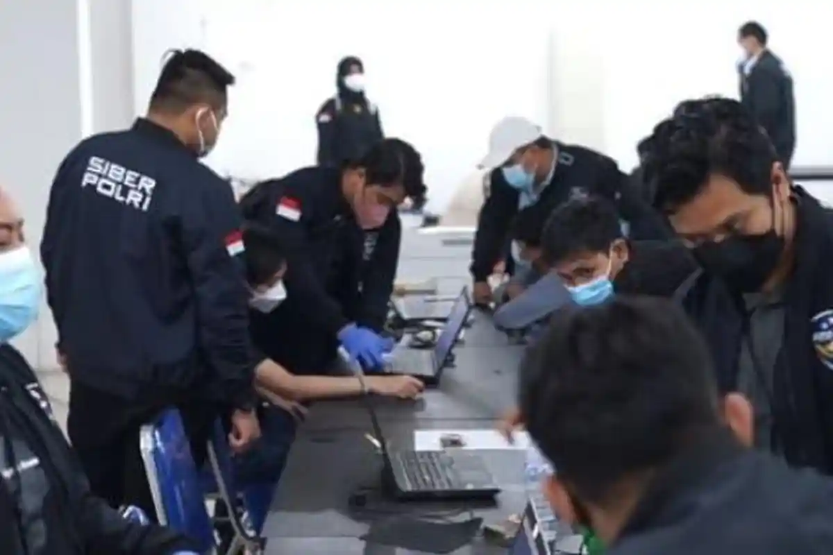 INI Suasana Penggerebekan Kantor Pinjol di Surabaya Hasilnya 13 Orang Diamankan Polda Jatim