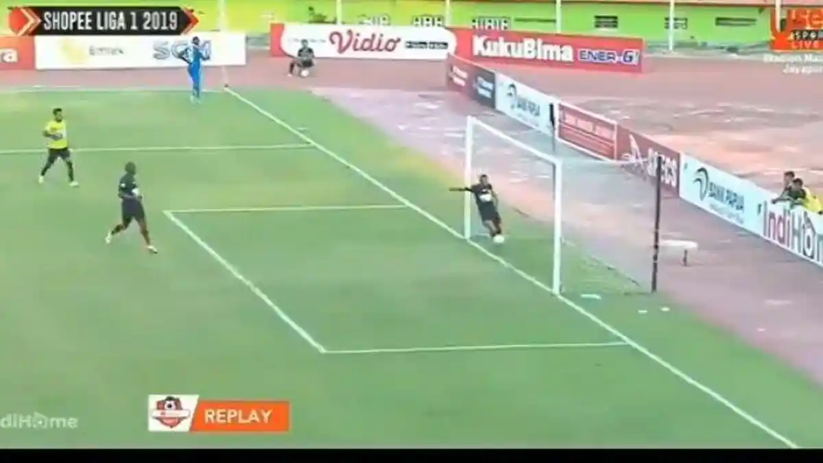 Bola Tampak Lewati Garis Gawang, Ezechiel N Douassel Sebenarnya Cetak Hat-trick?