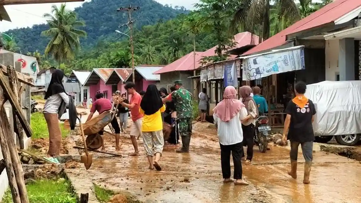 Secara Mandiri, Warga Goro Bersihkan Material Longsor di Batu Busuak Padang dengan Alat Seadanya