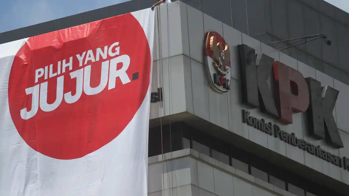 Geledah Rumah di Pondok Kopi, KPK Sita Satu Mobil