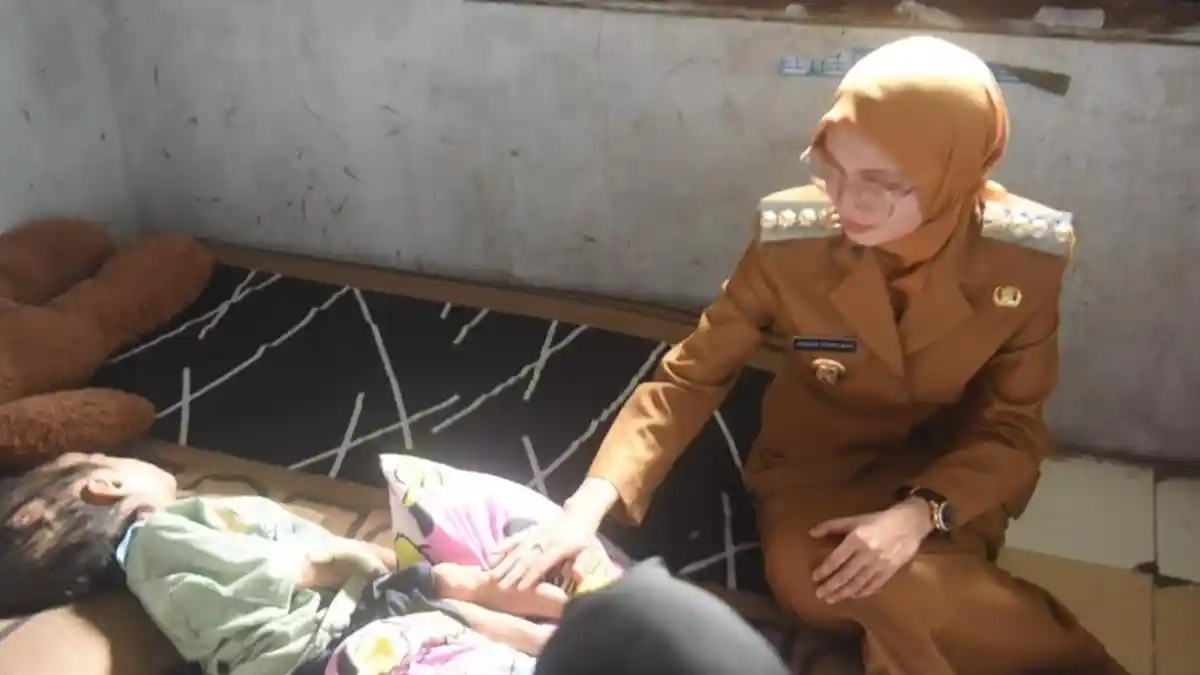 Datangi Rumah Warga, Wali Kota Kediri Salurkan BLT MAPAN ODKB Secara Langsung