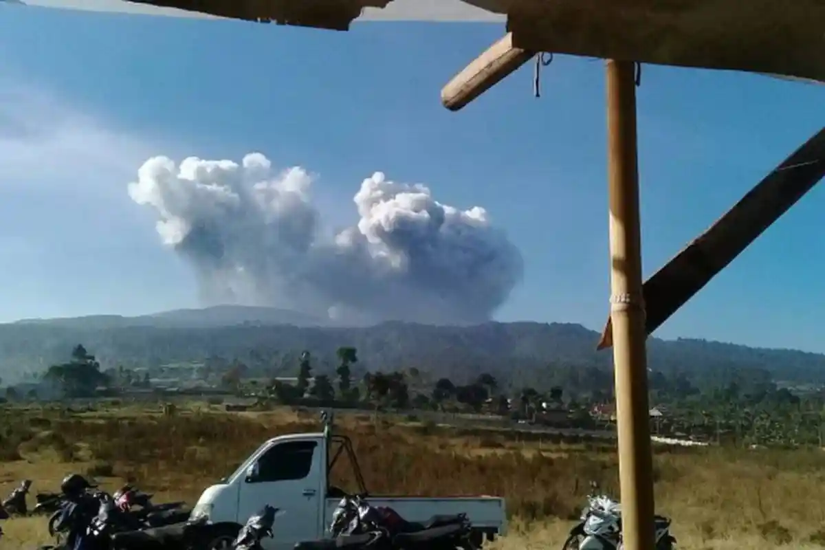 Lihat Foto dan Video Mobil yang Terkena Semburan Abu dari Erupsi Gunung Tangkuban Parahu